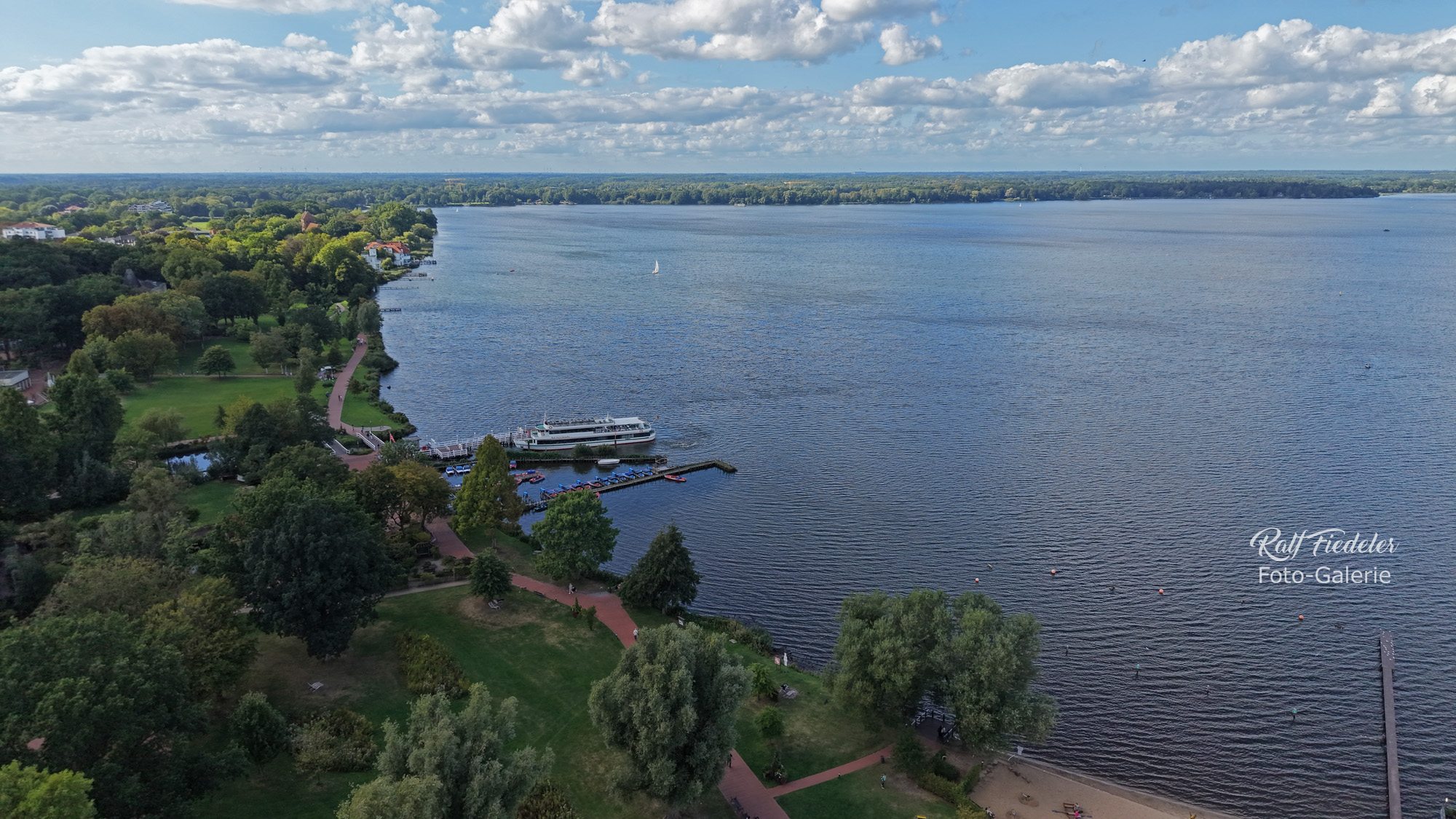 Drohnenfoto vom Hauptanleger im Kurpark mit Passagierschiff in Bad Zwischenahn