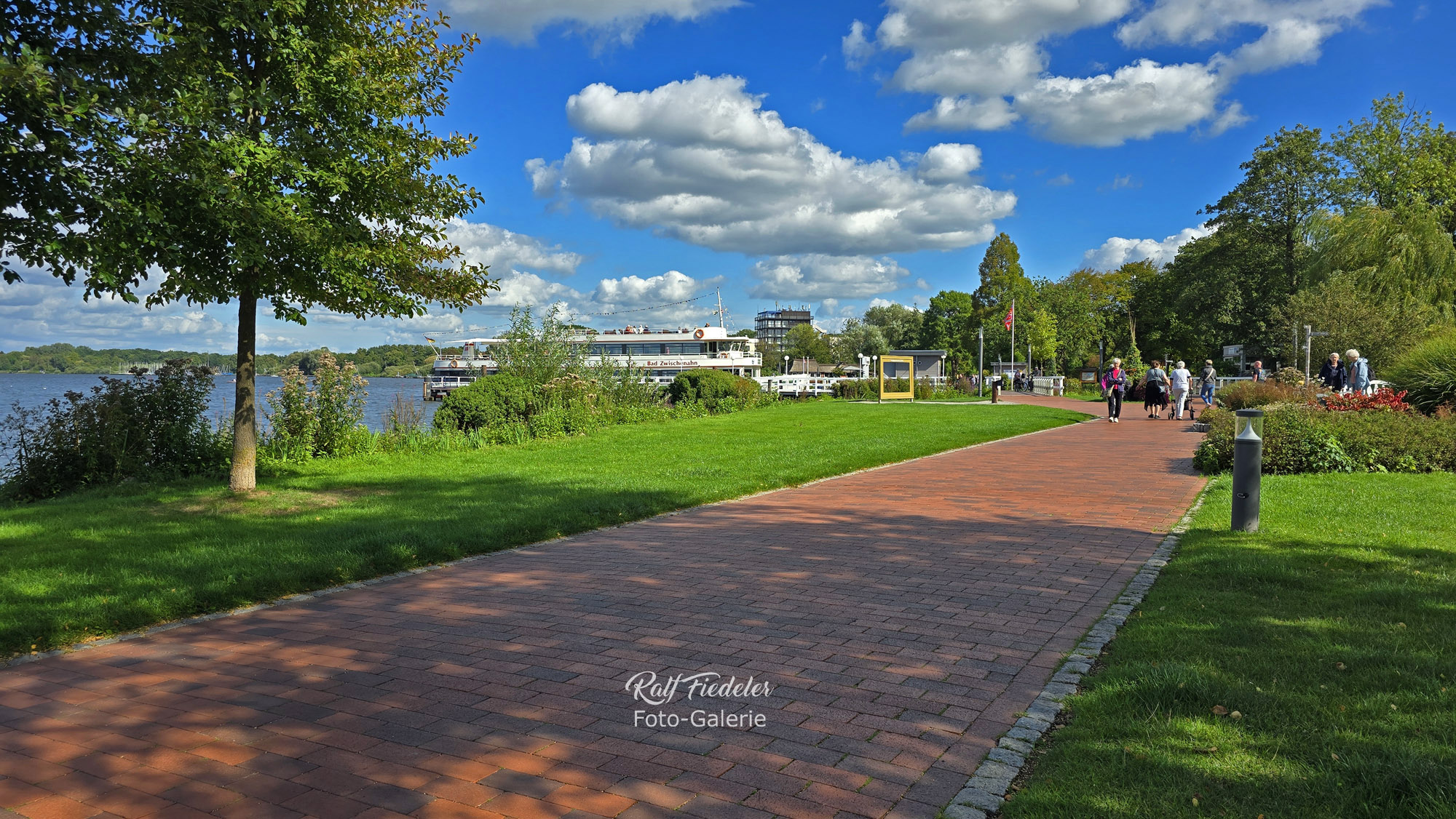Hauptanleger im Kurpark mit Passagierschiff in Bad Zwischenahn