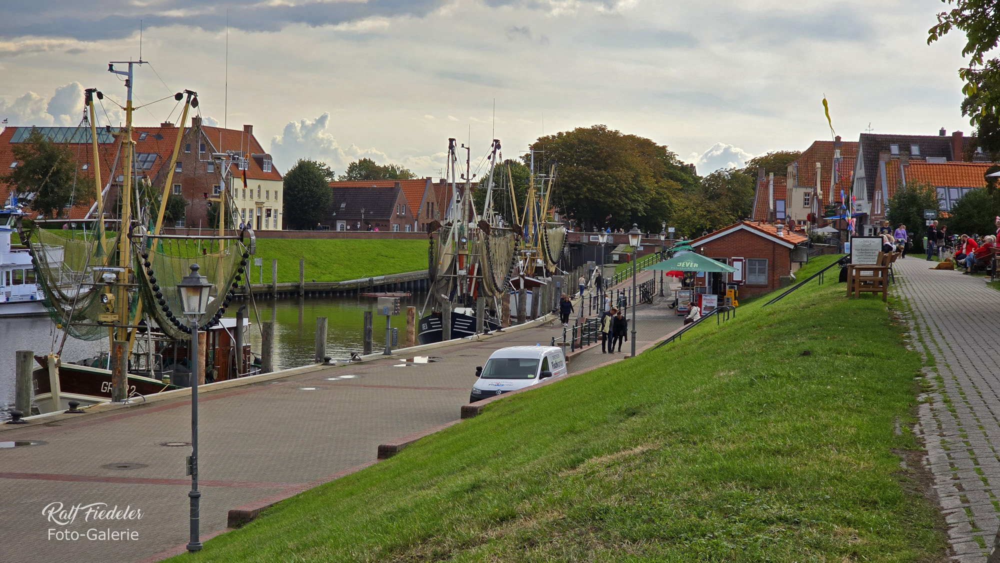 Hafen von Greetsiel im Gegenlicht