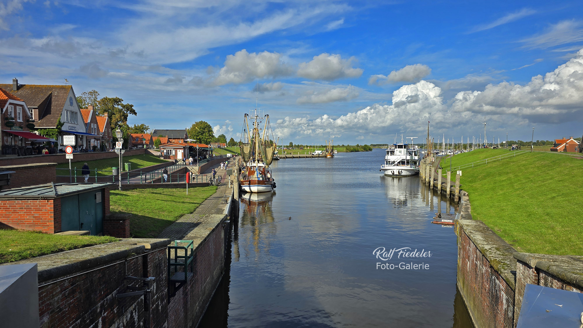 Hafen von Greetsiel von der Schleuse aus