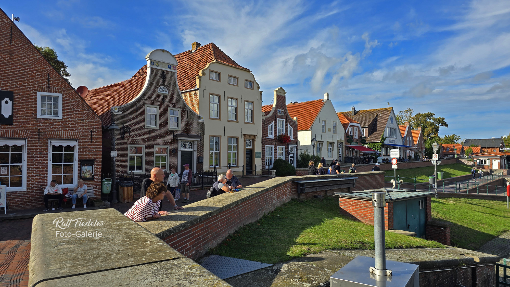 Historische Fischerhäuser im Hafen von Greetsiel von der Schleuse aus