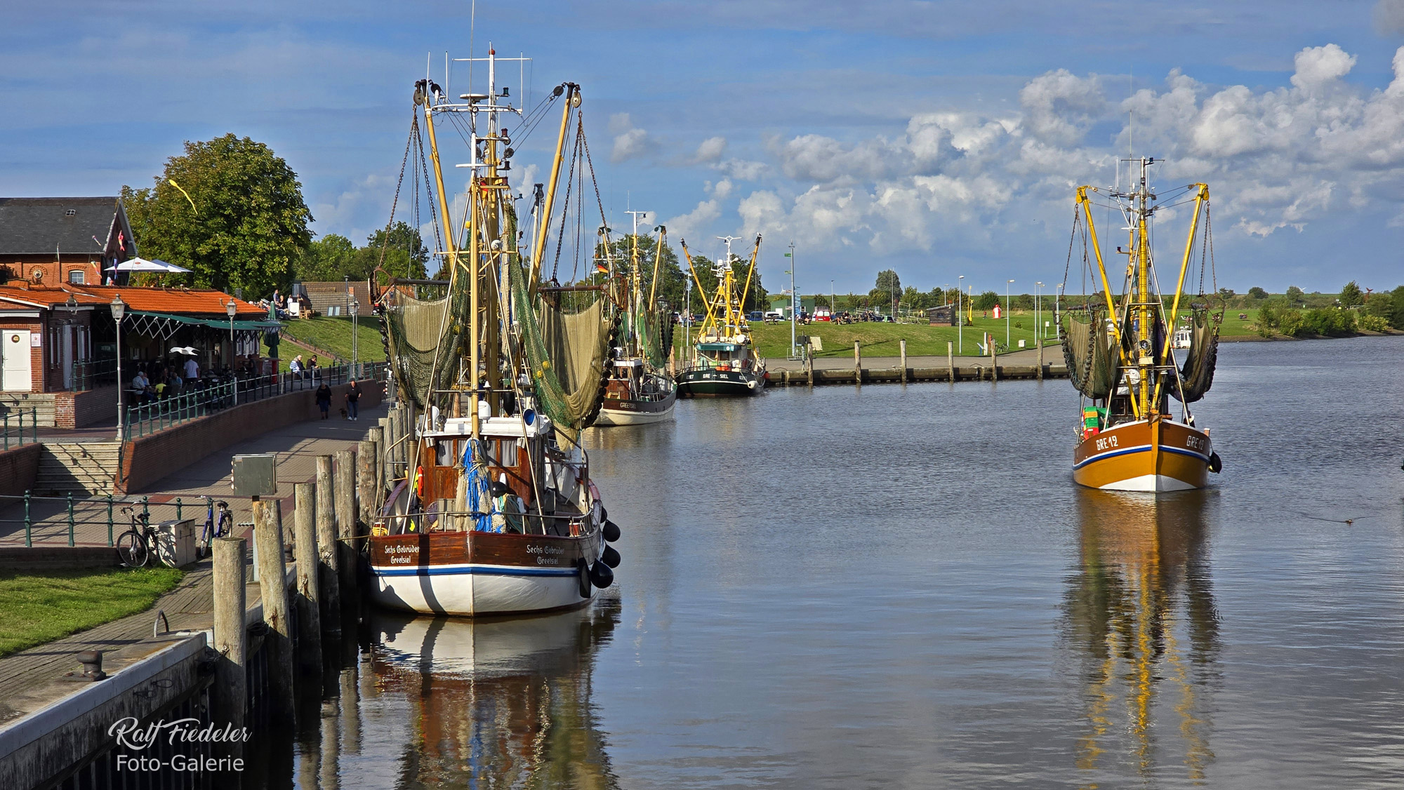 Fischkutter GRE 12 kommt nach dem Fang an den Liegeplatz in Greetsiel zurück