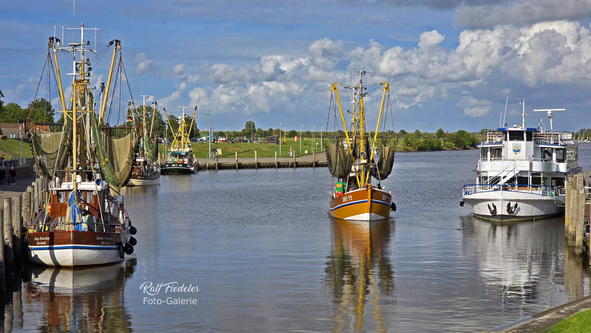 Fischkutter GRE 12 kommt nach dem Fang an den Liegeplatz in Greetsiel zurück