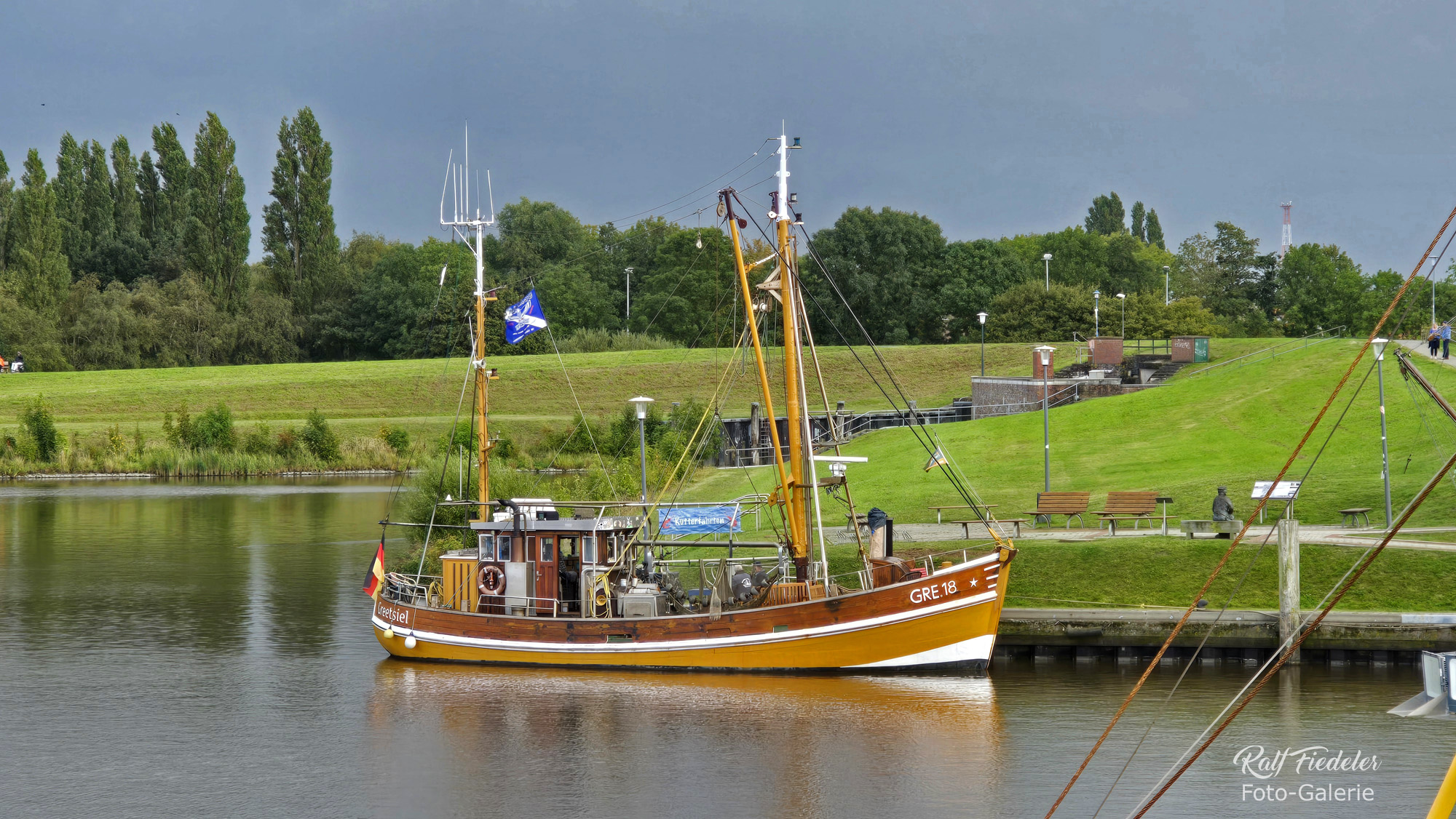 Fischkutter GRE 18 in Greetsiel vom anderen Ufer aus