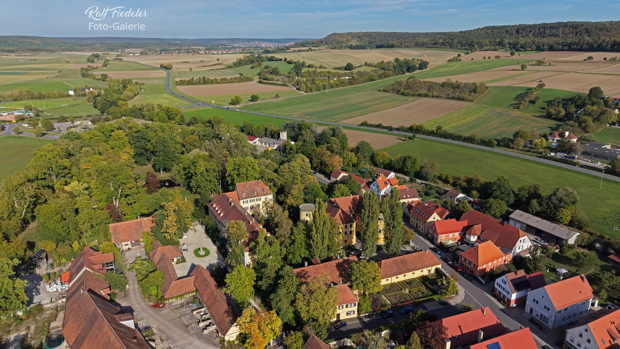 Drohnenfoto vom Alten und Neuen Schloss in Sugenheim aus westlicher Richtung