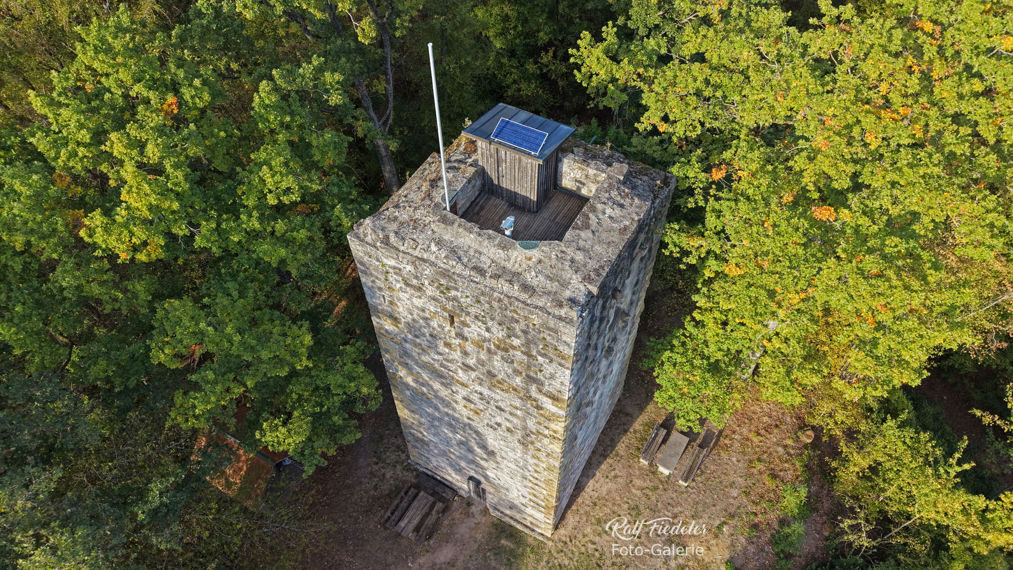 Drohnenfoto vom Turm der Burgruine Scharfeneck von schräg oben