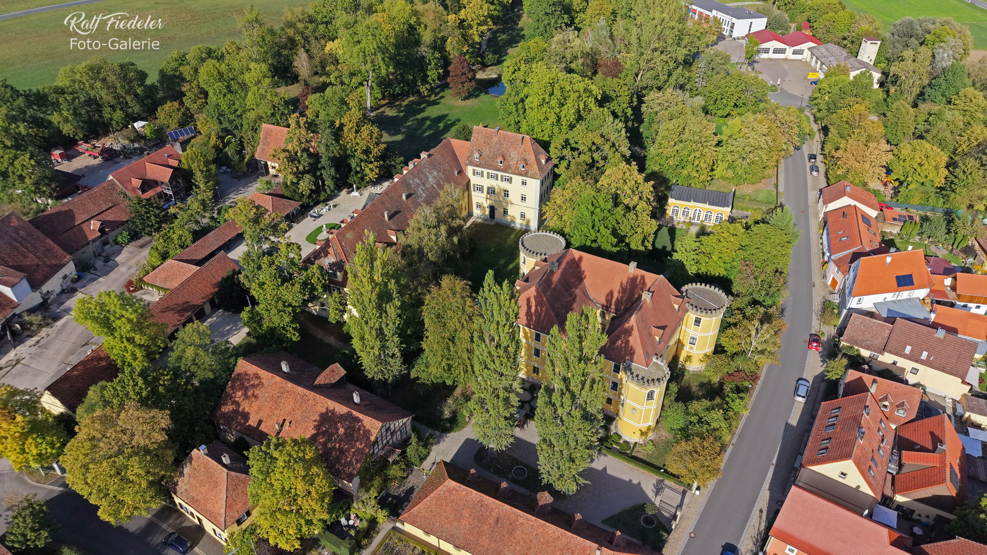 Drohnenfoto vom Alten und Neuen Schloss in Sugenheim aus süd-westlicher Richtung