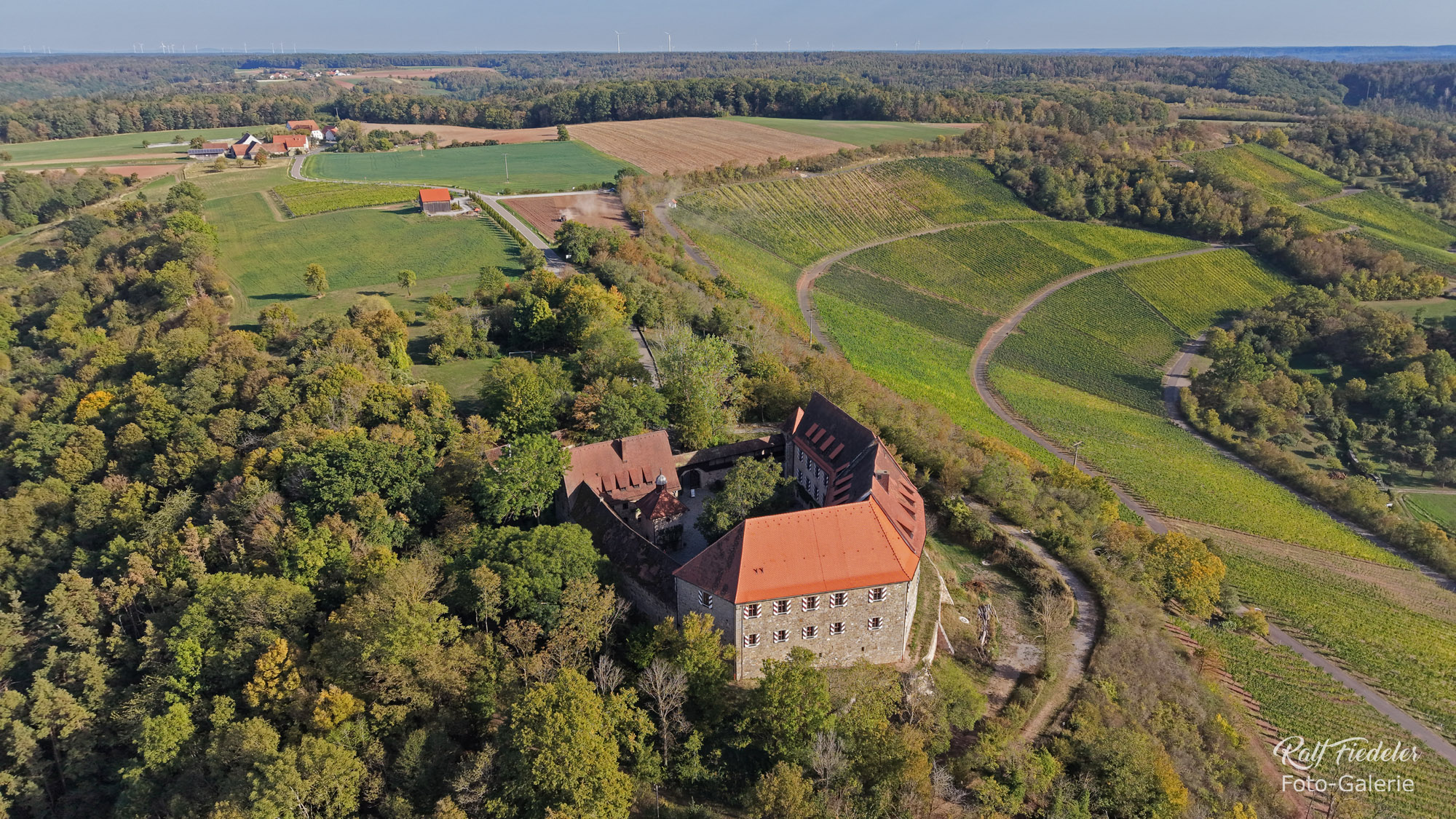 Drohnenfoto von der Burg Hoheneck aus nord-westlicher Richtung