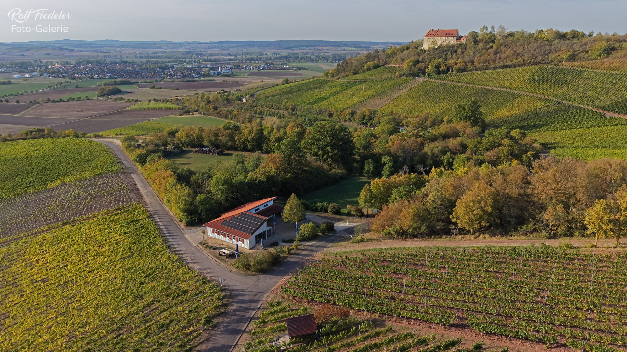 Drohnenfoto vom Bewirtungshaus Weinwanderweg und im Hintergrund Burg Hoheneck