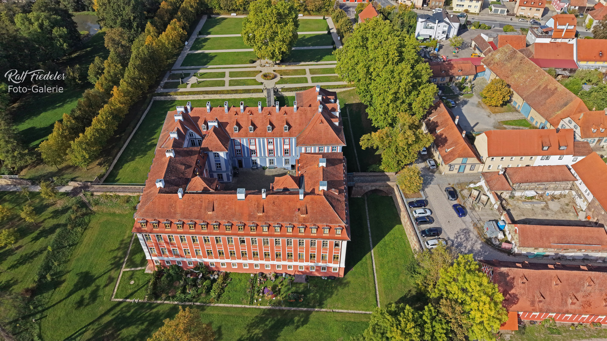 Drohnenfoto vom Blauen Schloss und Roten Schloss in Obernzenn von schräg oben