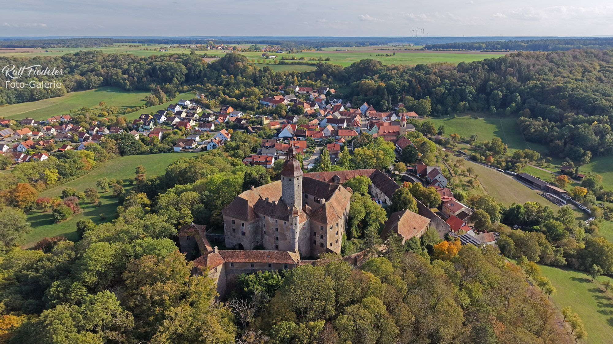 Drohnenfoto vom Schloss Virnsberg mit dem Ort im Hintergrund
