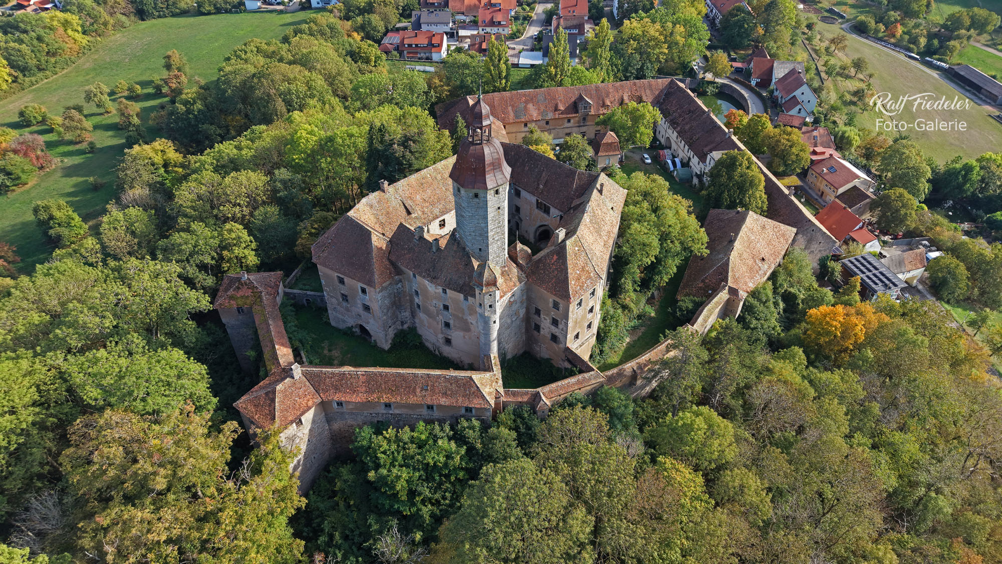 Drohnenfoto vom Schloss Virnsberg von schräg oben