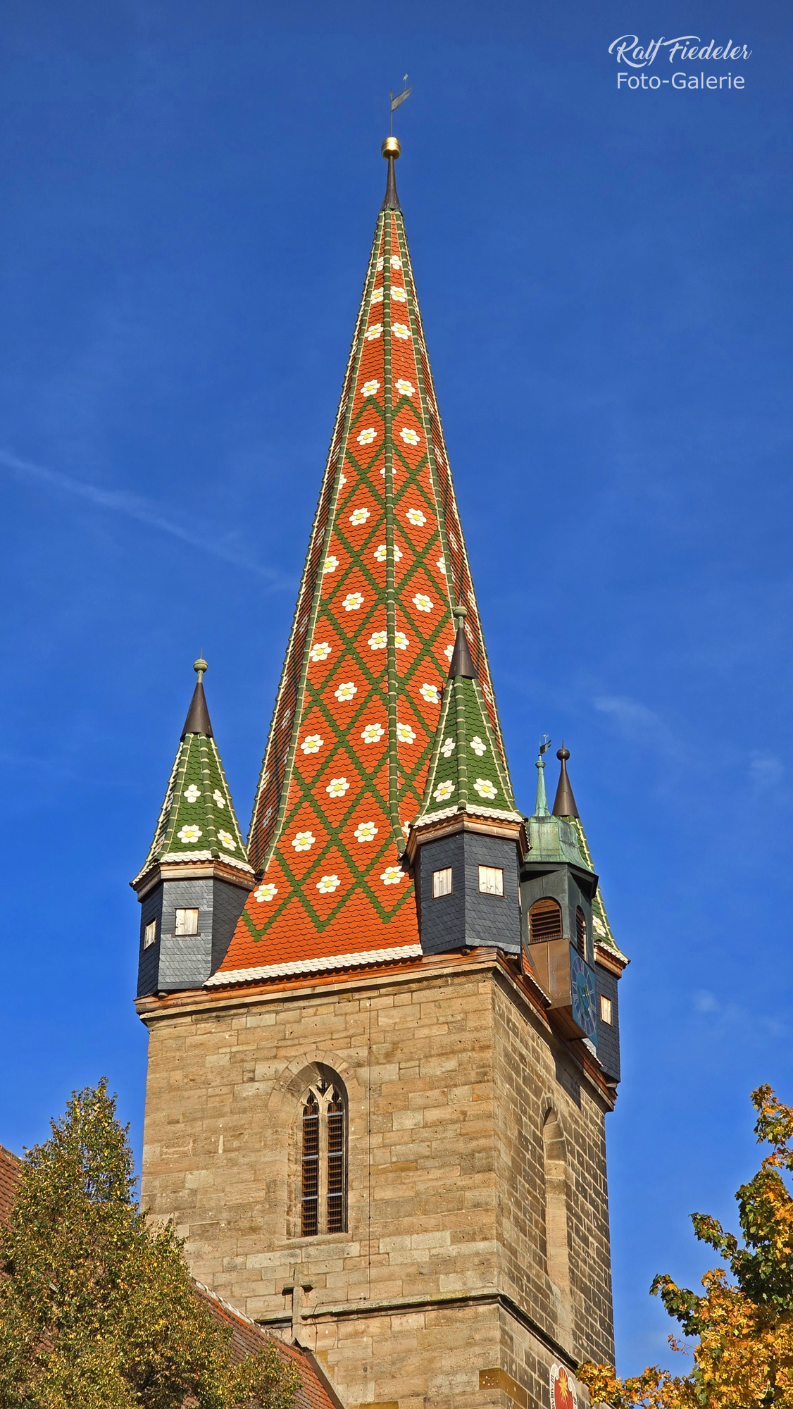 Kirchturm der St. Andreas Kirche in Dietenhofen ganz nah