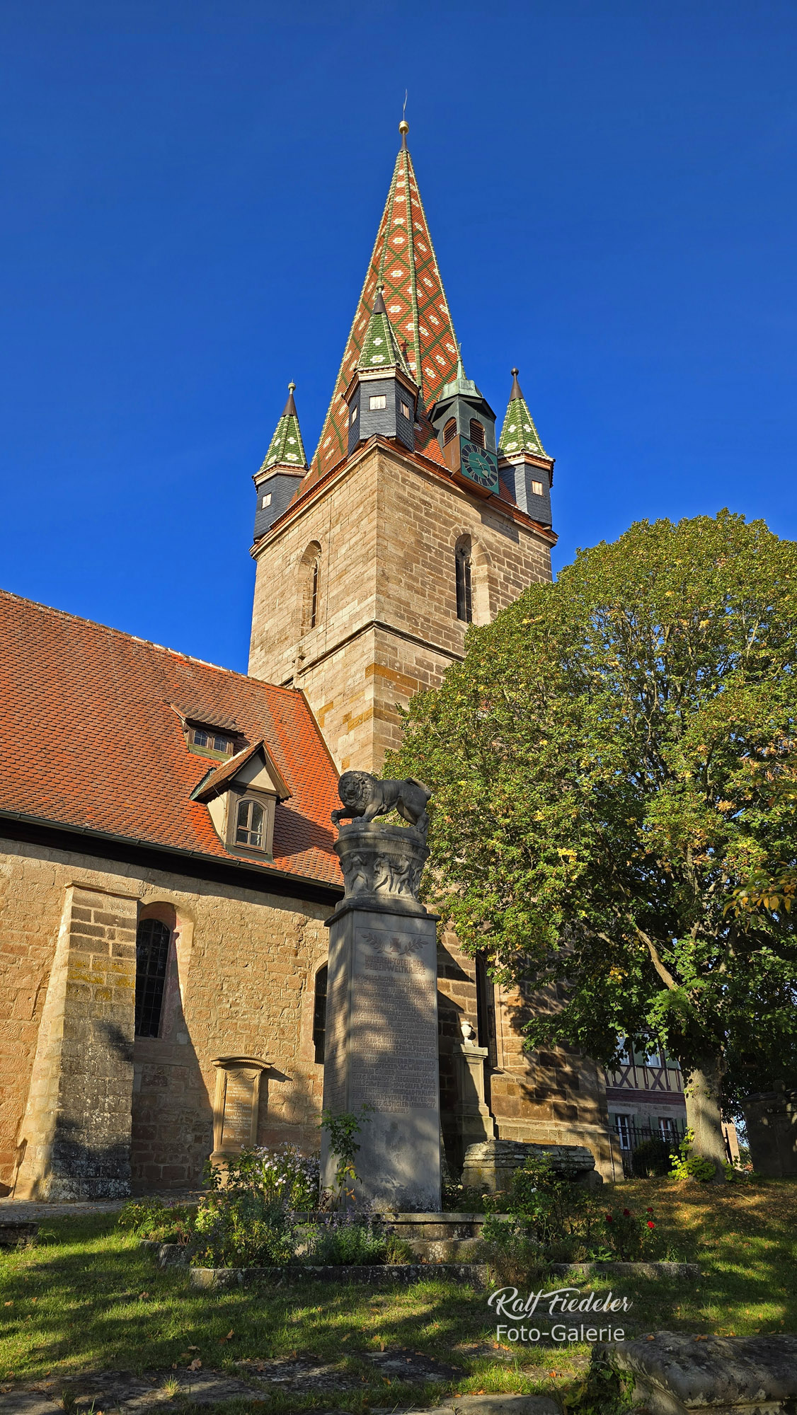 St. Andreas Kirche in Dietenhofen mit dem Löwen im Vordergrund