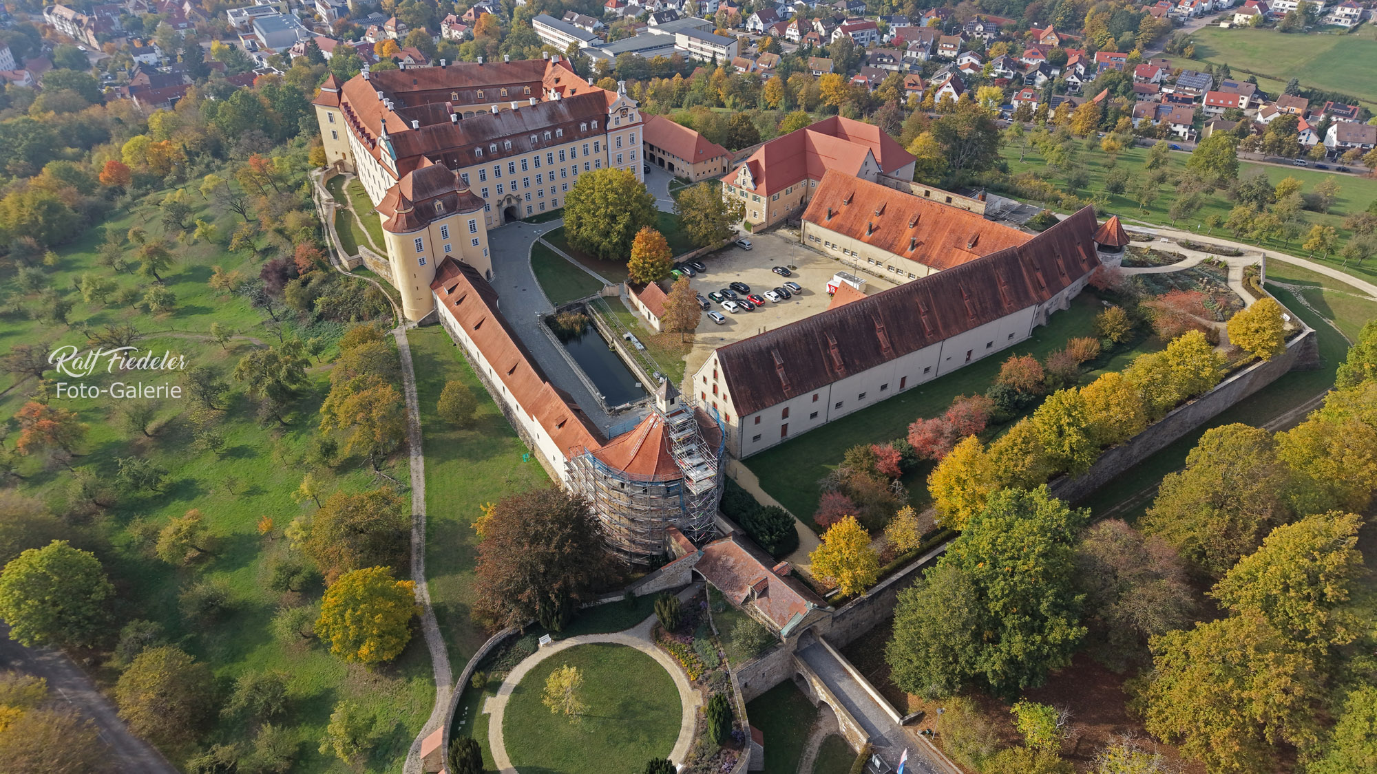 Drohnenfoto vom Schloss ob Ellwangen aus östlicher Richtung, näher von schräg oben