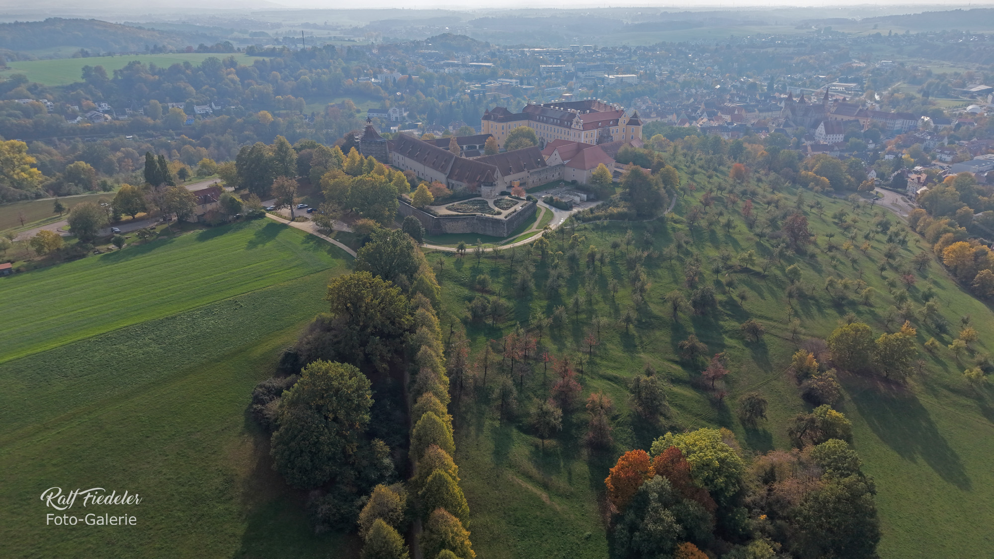 Drohnenfoto vom Schloss ob Ellwangen aus nord-östlicher Richtung, weit weg im Gegenlicht