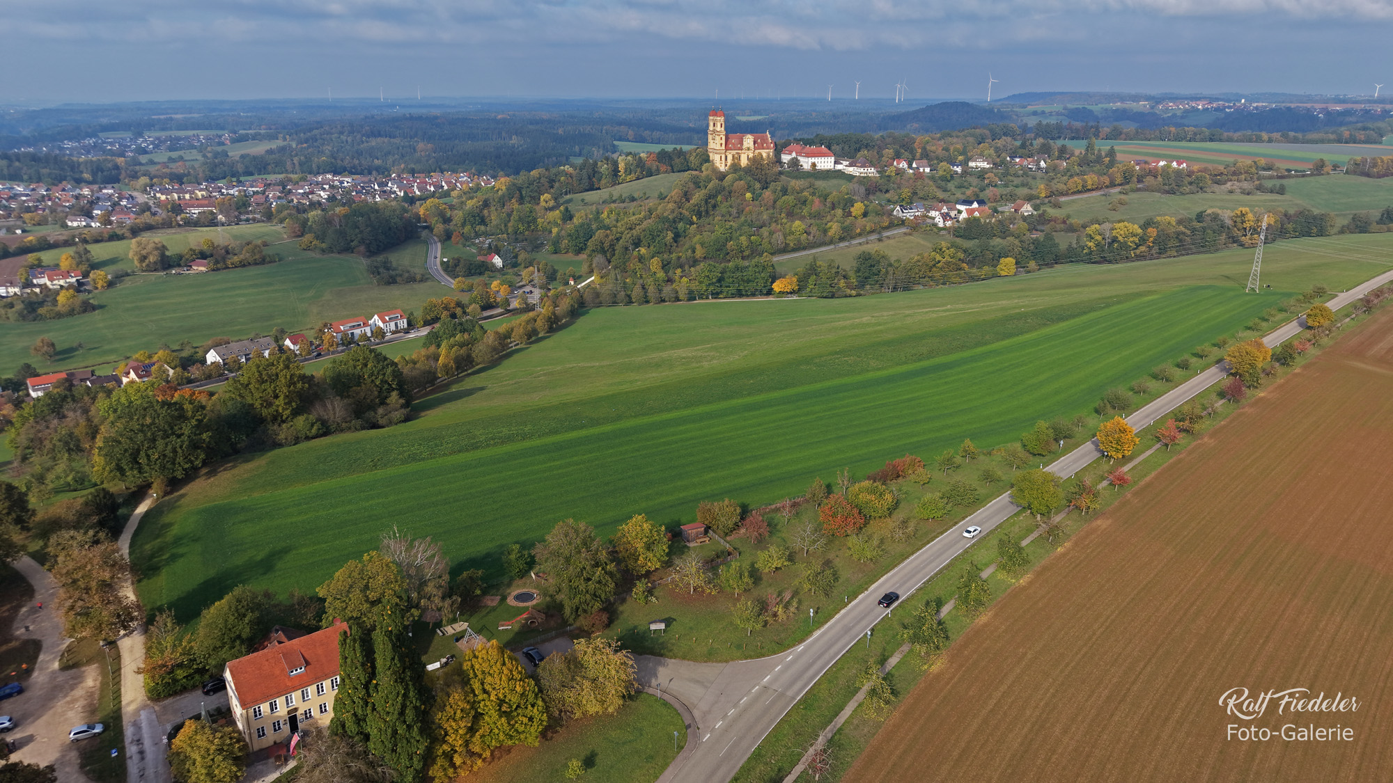 Drohnenfoto von der Wallfahrtskirche Schönenberg aus süd-südwestlicher Richtung, weit weg