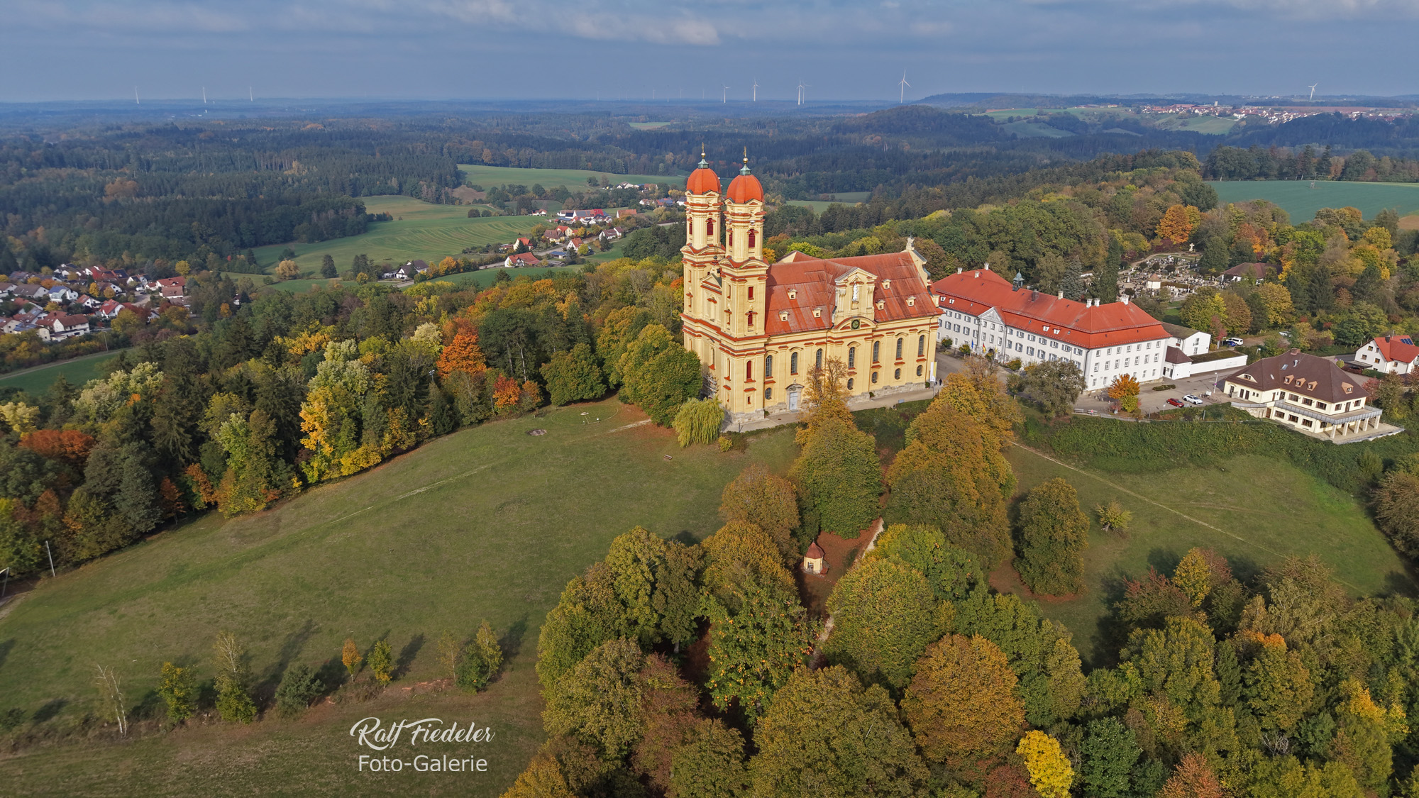 Drohnenfoto von der Wallfahrtskirche Schönenberg aus süd-südwestlicher Richtung, ganz nah