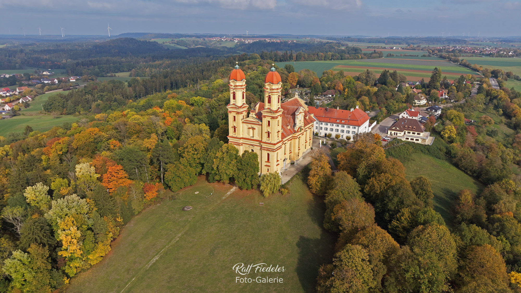 Drohnenfoto von der Wallfahrtskirche Schönenberg aus südwestlicher Richtung, ganz nah